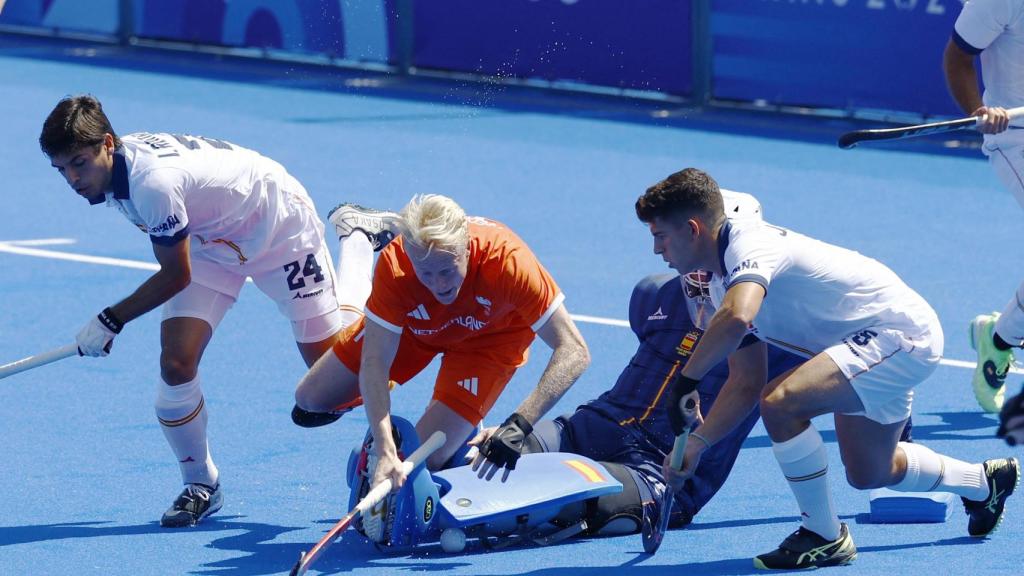 Un lance del partido entre España y Países Bajos en hockey.