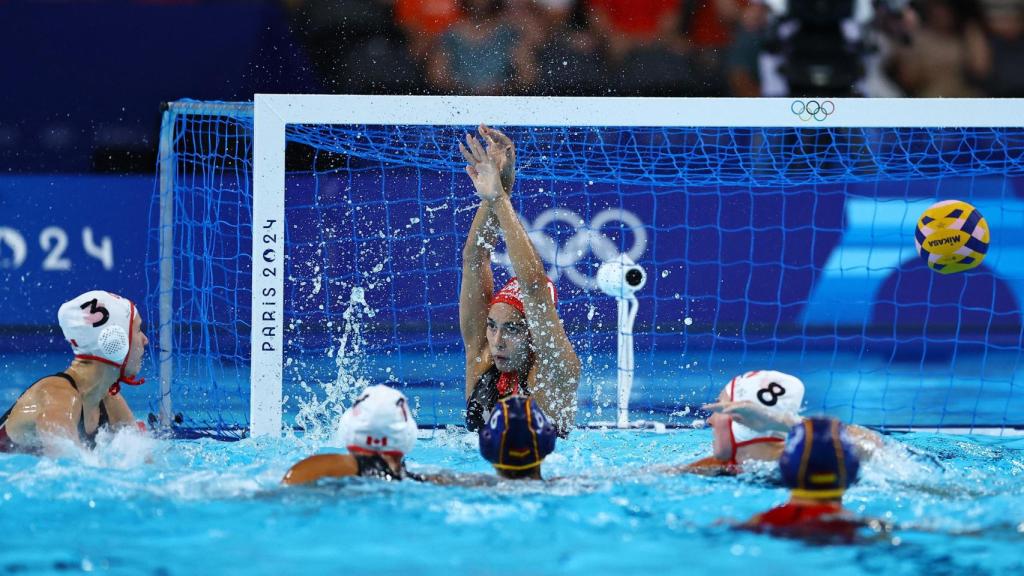 Un instante del partido de waterpolo femenino en el que España encaja un gol.