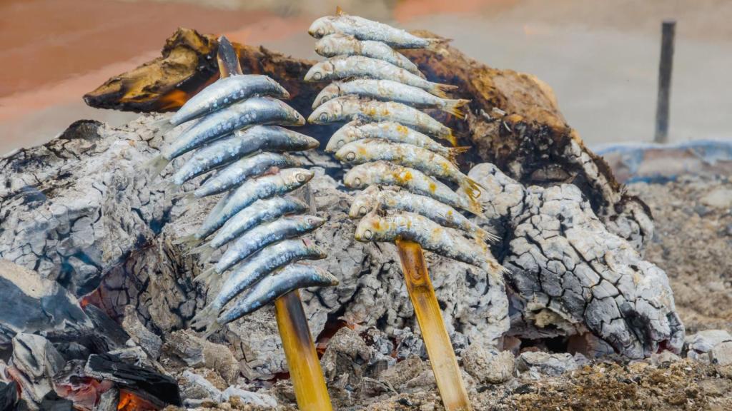 Espetos de sardinas en la playa