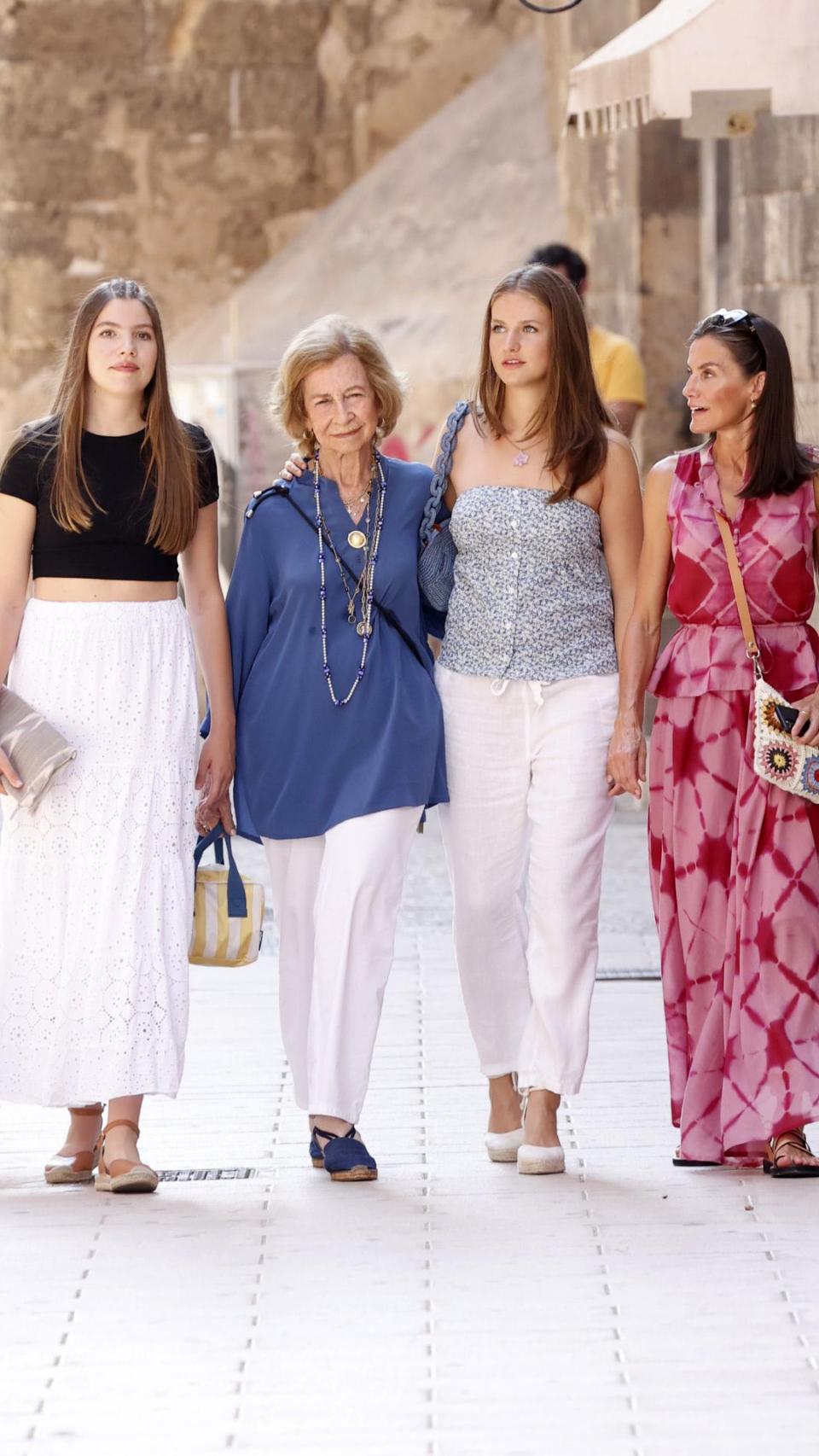 La reina Letizia junto a sus hijas y la reina emérita Sofía