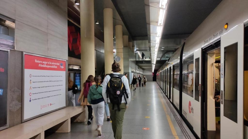 Estudiantes en la estación de Metrovalencia de Facultats. EP