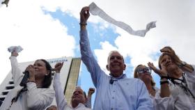 El candidato opositor Edmundo González, junto a la activista María Corina Machado, en una movilización opositora.