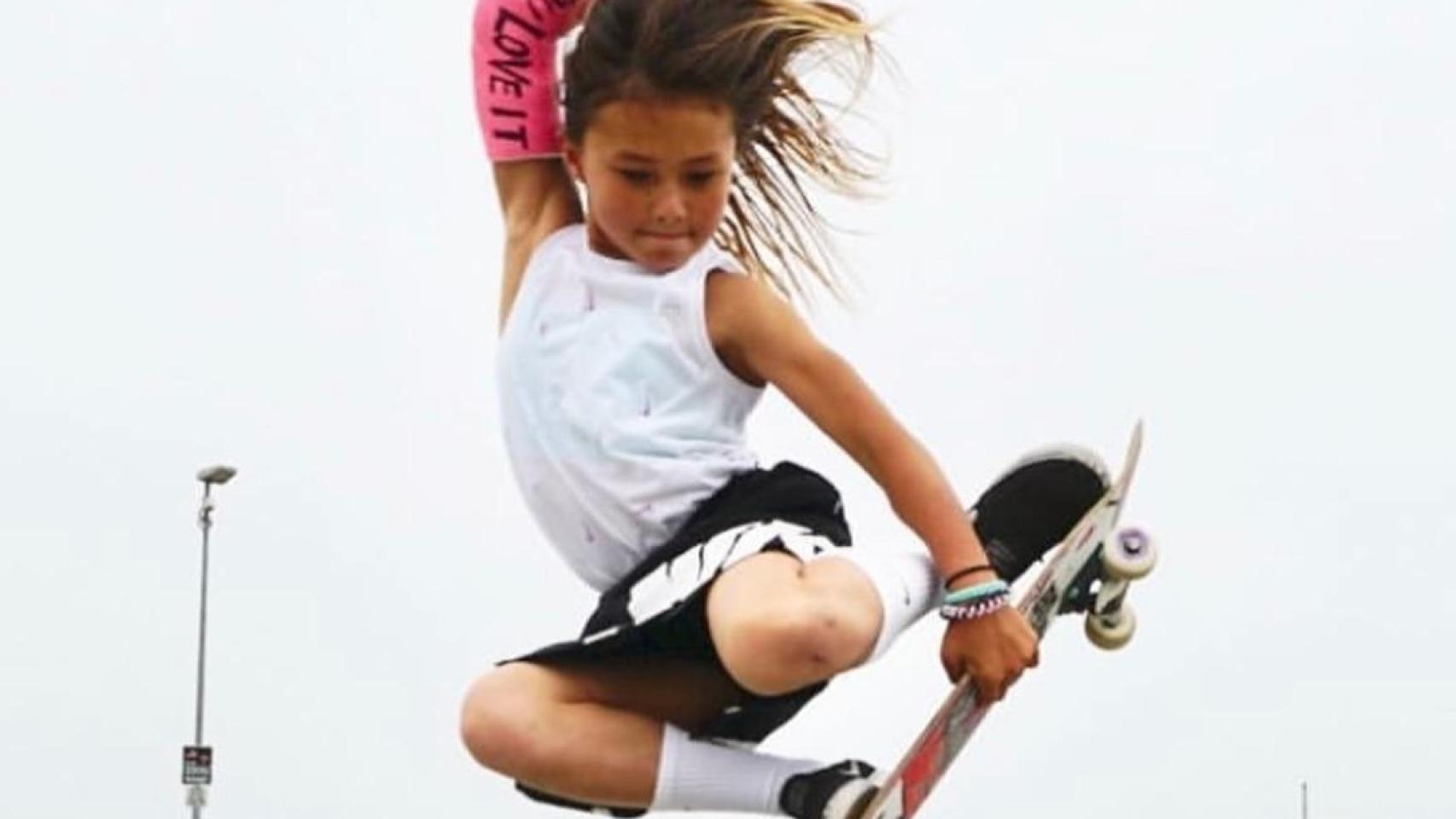 Sky Brown practicando skate de niña