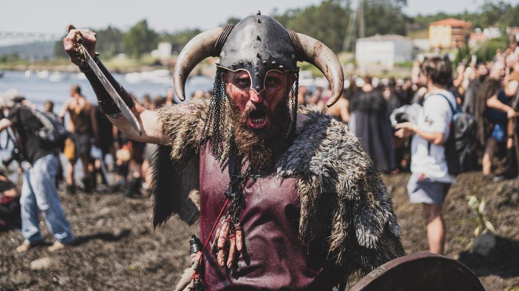 La Romería Vikinga de Catoira lleva celebrándose desde 1960; nació auspiciada por un grupo de intelectuales de la zona y, poco a poco, ha conseguido aglutinar a decenas de miles de personas hasta transformarse en un evento internacional.