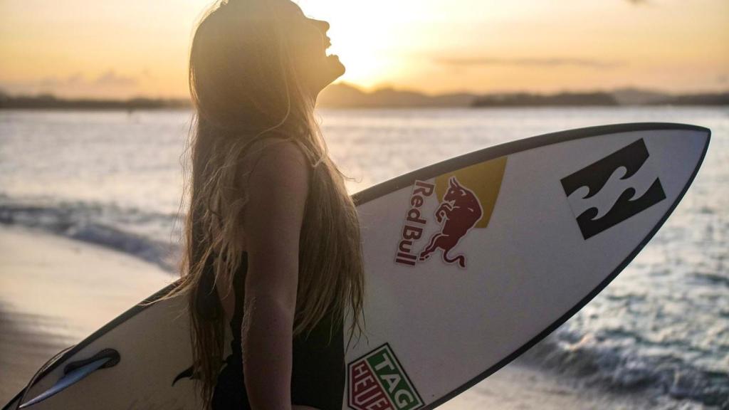 El surf, la otra pasión de la joven Sky Brown