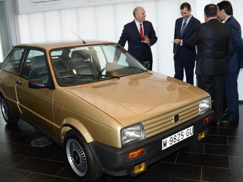 El rey Felipe en el Museo de la Empresa junto a su primer coche, un Seat Ibiza adaptado.
