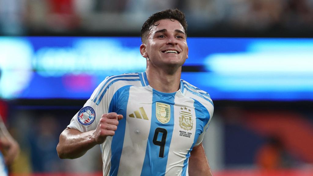 Julián Álvarez celebra su gol anotado ante Canadá en la Copa América.