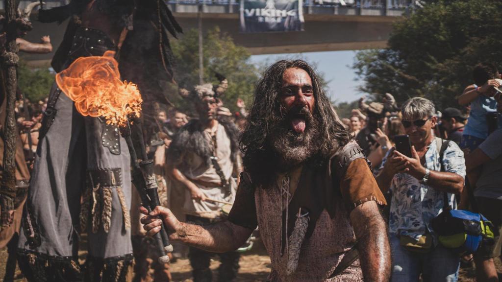 Un grupo de vecinos de Catoira vestidos de vikingos celebran la Romería Vikinga.