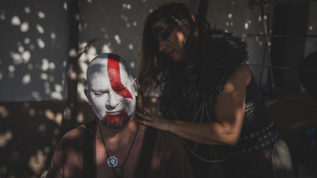 Un hombre con el rostro pintado de rojo y blanco se prepara para la celebración del desembarco vikingo frente a las Torres del Oeste de Catoira.