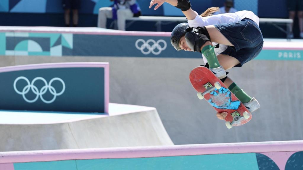 Naia Alonso ejecuta un salto durante los Juegos Olímpicos de París.