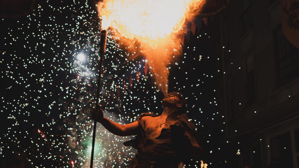 Un vikingo escupefuego durante un espectáculo nocturno en las calles de Catoira.