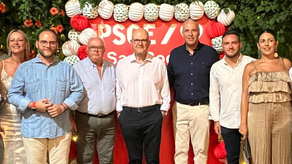 El expresidente de la Junta de Andalucía y del PSOE andaluz Manuel Chaves (c) junto a militantes y simpatizantes socialistas en San Roque (Cádiz).