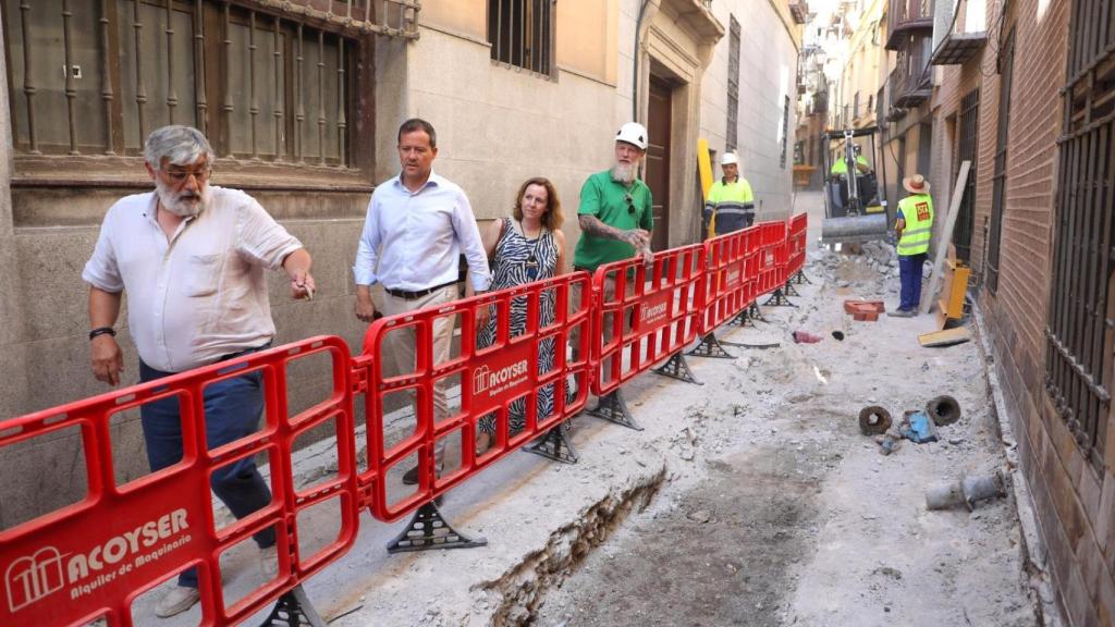 Carlos Velázquez y la concejal Loreto Molina han visitado las obras de Alfileritos.