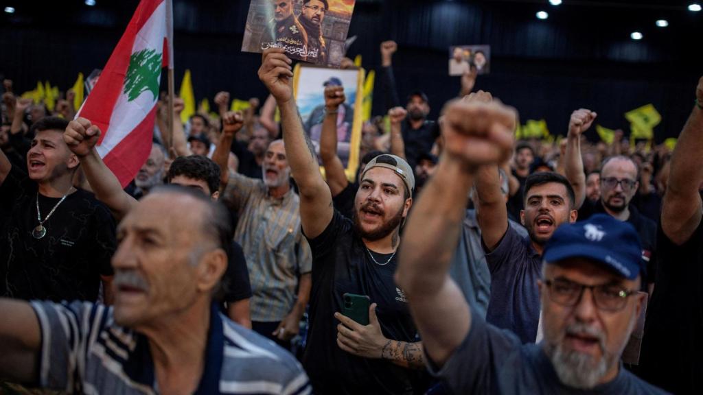 Ciudadanos libaneses escuchan el discurso del líder de Hezbolá, Nasrallah, en Beirut (Líbano).