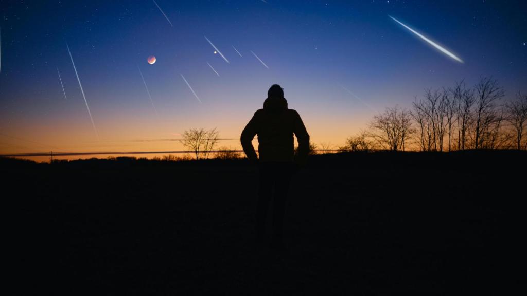 Una persona observa una lluvia de estrellas.