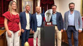 El alcalde junto a los dirigentes del Elche y la Reina de las Fiestas durante la presentación del Festa d'Elx.