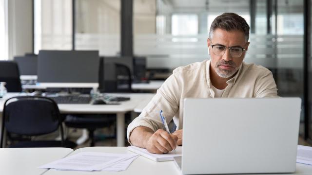 Un hombre realiza una tarea con su ordenador, en una imagen de ShutterStock.