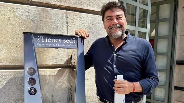 El alcalde de Alicante, Luis Barcala (PP), en la presentación de los dispensadores de agua fría implantados en la ciudad.