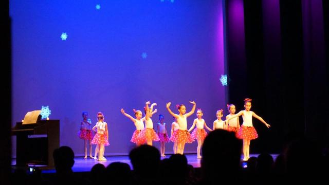 Un grupo de niñas bailando danza clásica