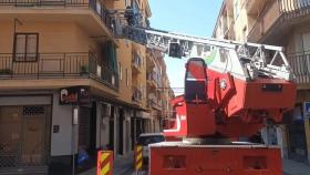 Los bomberos rescatando a una mujer en Segovia
