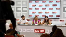 La secretaria de Organización de la Federación de Sanidad y Sectores Sociosanitarios de CCOO Castilla y León, Nieves Noriega, junto a Gonzalo Fermoso y Beatriz Benavente, del equipo de Acción Sindical, en una rueda de prensa