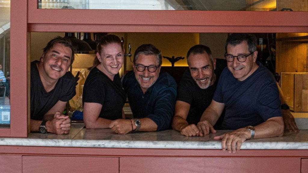 Los hermanos Roca junto a Audrey Doré y David Freijomil en su nuevo local de Girona.