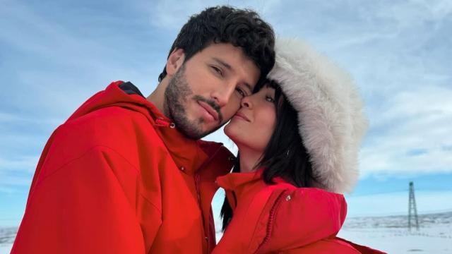 Aitana y Sebastián Yatra en una fotografía perteneciente a su viaje a Islandia.