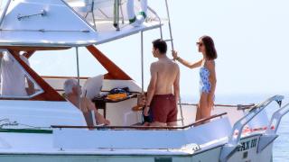 Los felices días de verano de Fernando Fitz-James Stuart y Sofía Palazuelo a bordo de un barco en Marbella: baños y confidencias