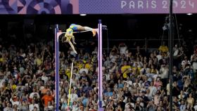 Armand Duplantis hace un nuevo récord mundial en salto de pértiga (6.25m) en los Juegos de París