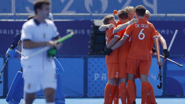 Los jugadores de Países Bajos celebran la victoria en las semifinales de hockey masculino.