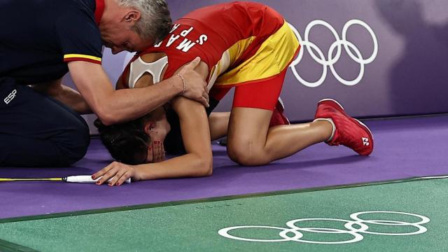 Carolina Marín, destrozada tras lesionarse de su rodilla en los JJOO de París junto a su entrenador Fernando Rivas.