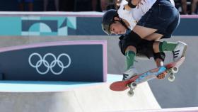 Naia Laso ejecuta un truco en la final de skateboarding.