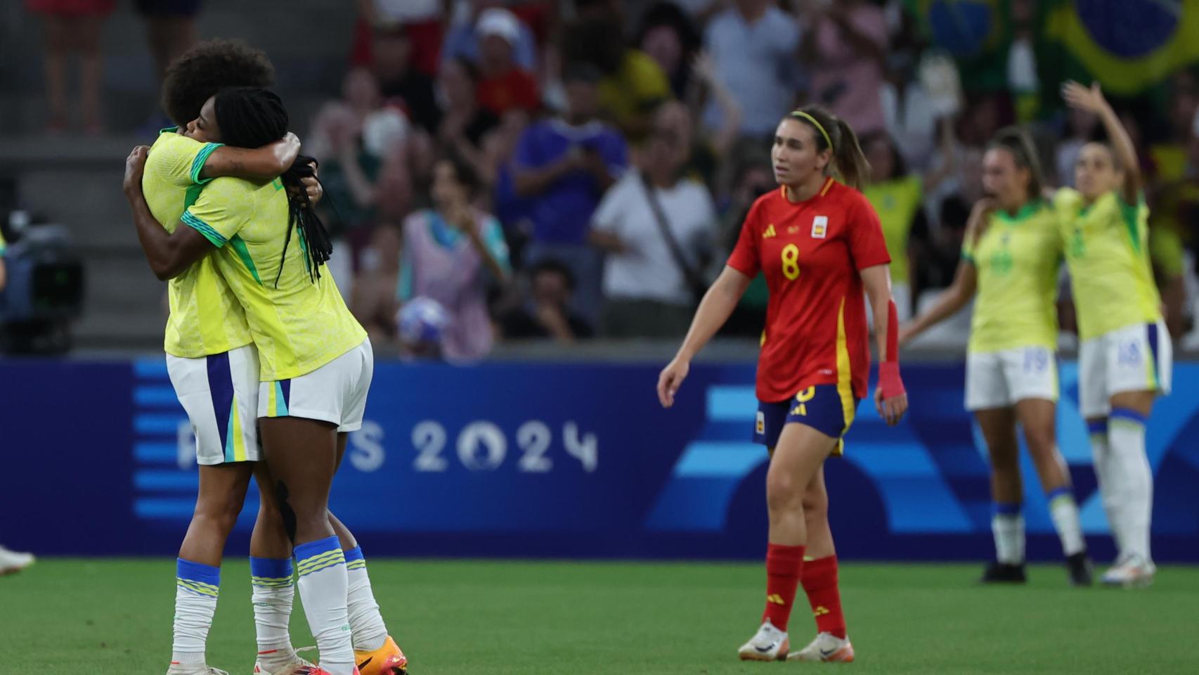 Mariona Caldentey se lamenta ante la celebración de las jugadoras de Brasil.