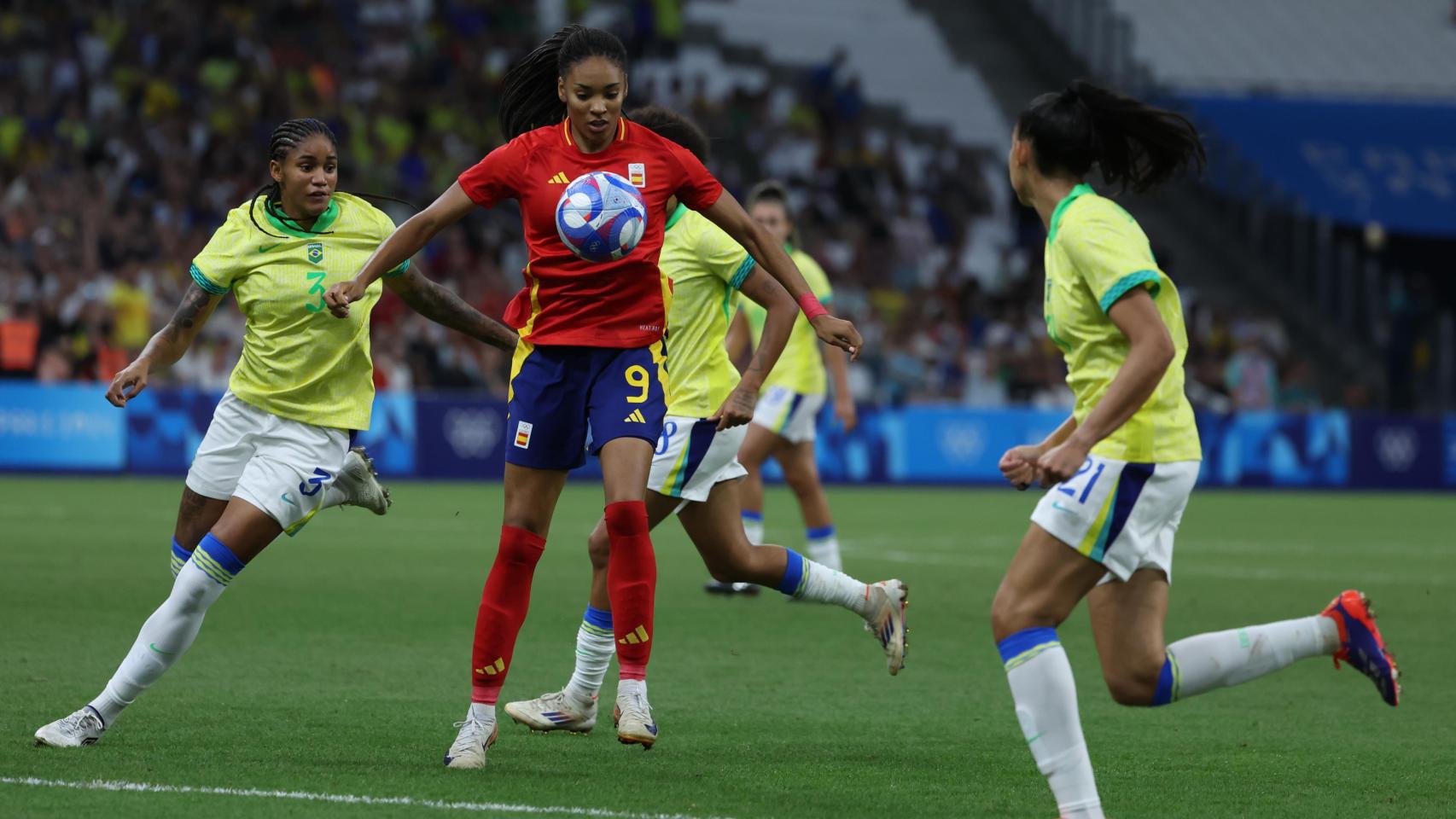 Salma Paralluelo, con el balón ante la presión de Brasil.