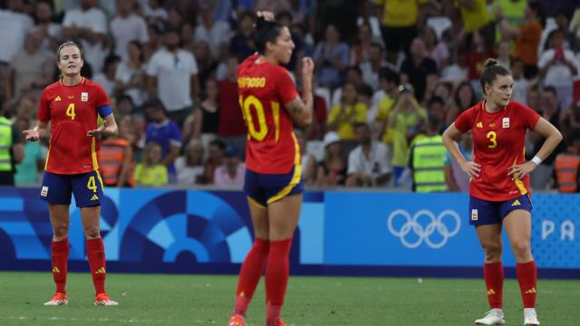 Las jugadores de las selección española de fútbol femenino se lamentan por un gol encajado.
