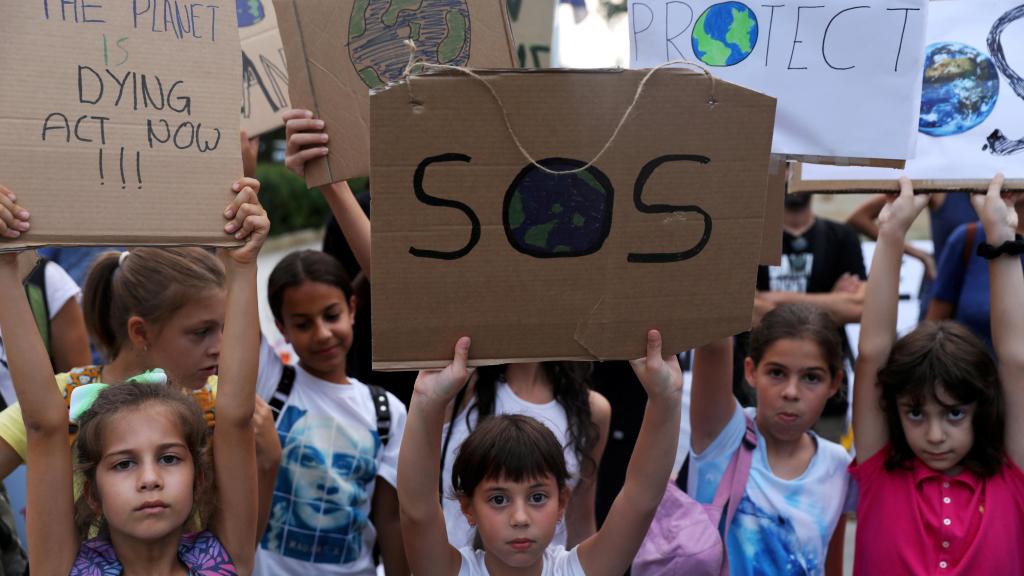 Niños sujetando pancartas durante una manifestación por la lucha contra el cambio climático en Nicosia, Chipre.