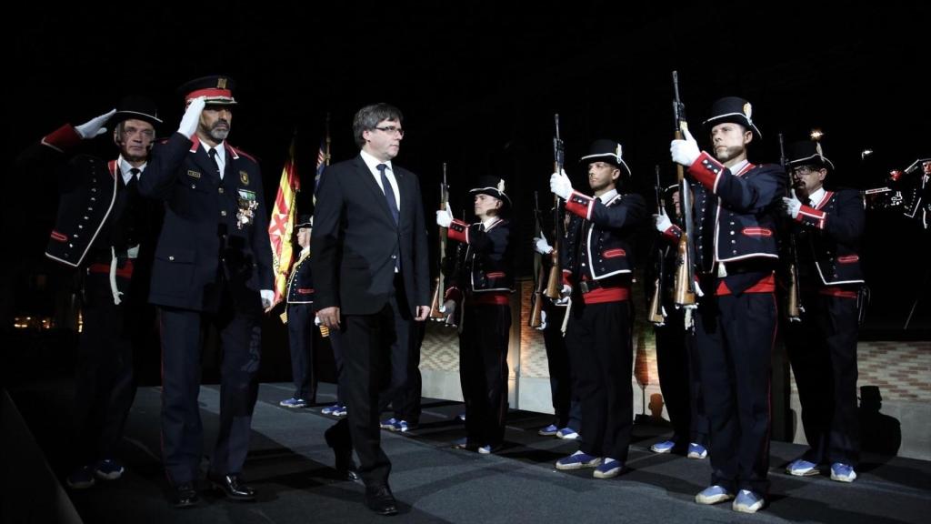 Los Mossos escoltan a Puigdemont durante la Diada de 2017.