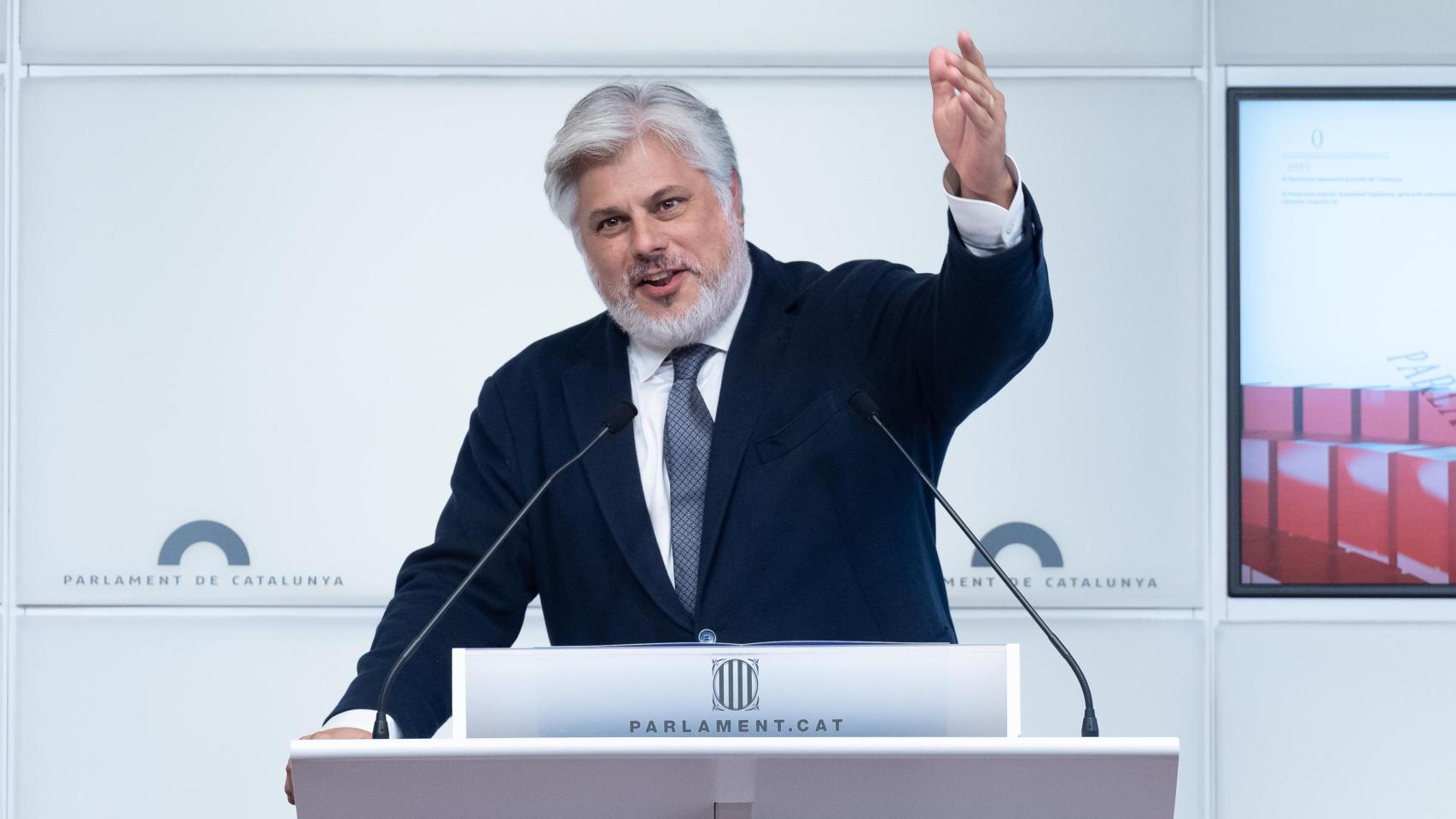 El presidente de Junts en el Parlament, Albert Batet, durante una rueda de prensa este martes.