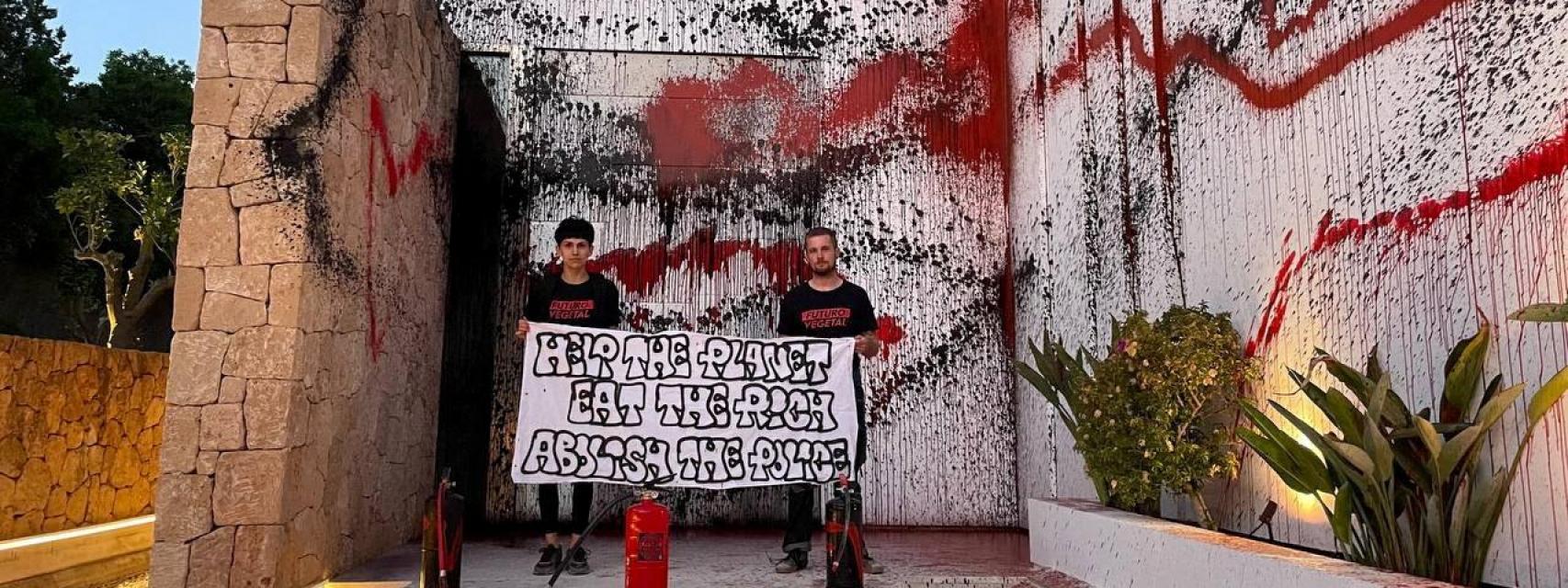 Activistas de Futuro Vegetal vandalizan con pintura la casa de Leo Messi en Ibiza.