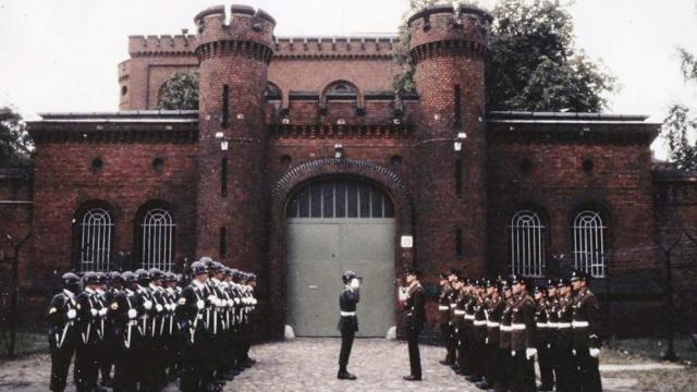 Cambio de guardia en la cárcel berlinesa de Spandau, Berlín. 1986.