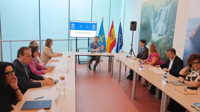 Adrián Barbón, presidente de Asturias, al fondo, durante la presentación de la nueva Ley de Ciencia.