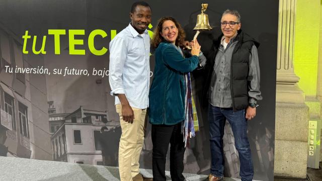 Clement Dwamena, primer trabajador de tuTechô; Blanca Hernández, presidenta; y Hassan Saksa, primer inquilino de la socimi, en su toque de campana en abril..