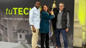 Clement Dwamena, primer trabajador de tuTechô; Blanca Hernández, presidenta; y Hassan Saksa, primer inquilino de la socimi, en su toque de campana en abril..