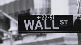 Un cartel de dirección en Wall Street, Nueva York.