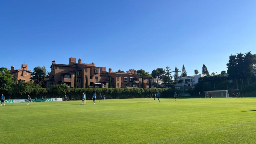 El Málaga CF se ejercita en Estepona.