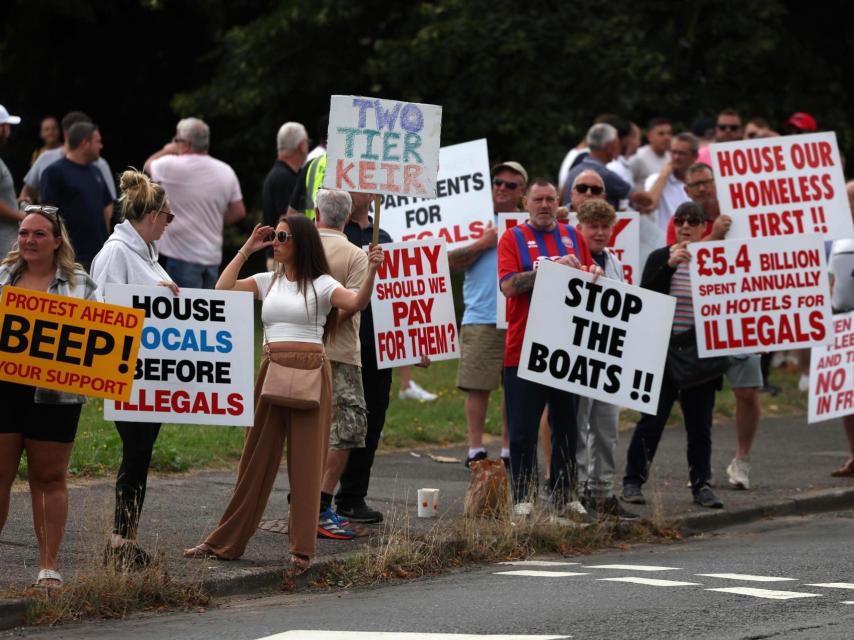 Ciudadanos británicos protestan por el asesinato de tres niñas de 6, 7 y 9 años.