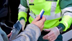 Un conductor es sometido a un control de drogas