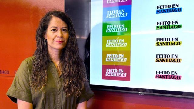 La edil María Rozas presenta la campaña 'Feito en Santiago'.