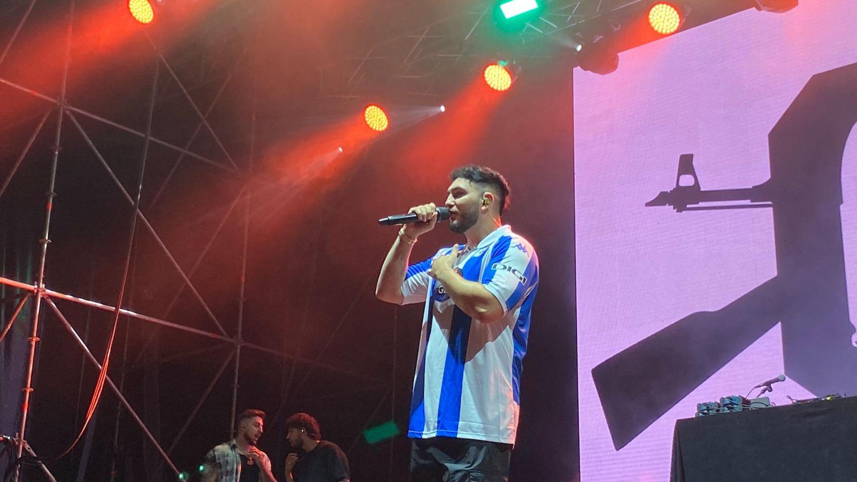Omar Montes, con una camiseta del Dépor, durante su show en la plaza de María Pita