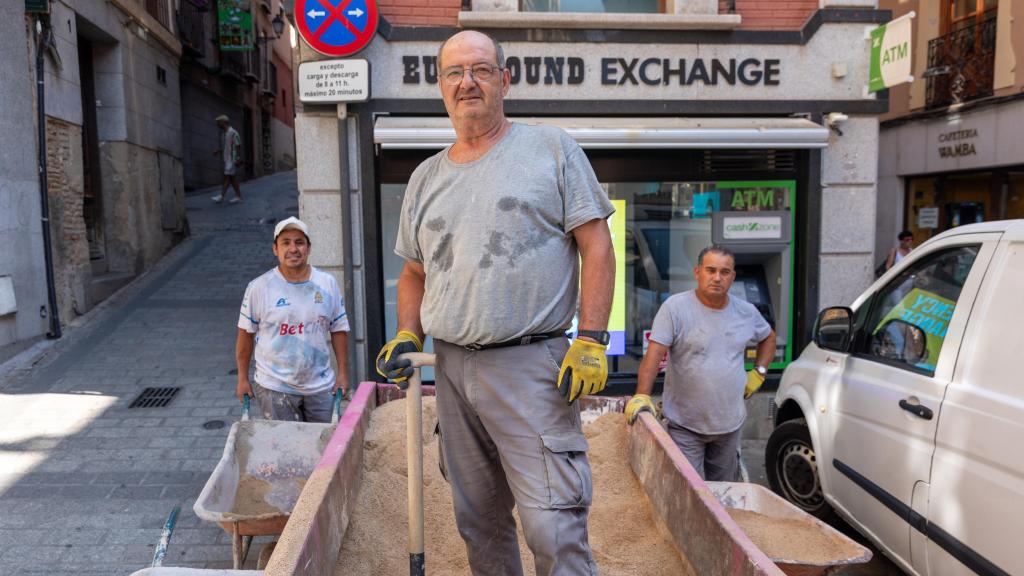 Javier y sus compañeros en la obra.